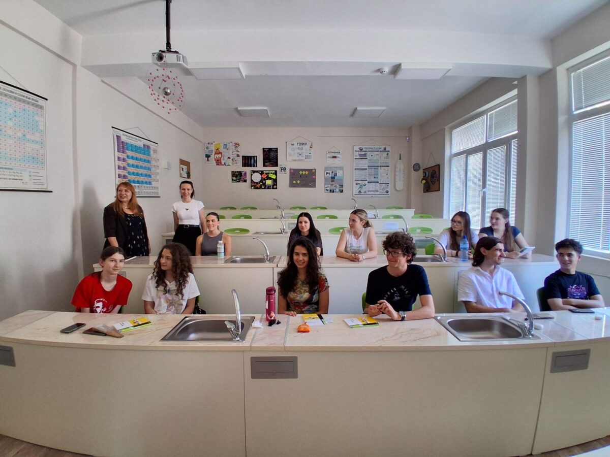 Д-р Лилова откри новите STEM пространства в 9. ФЕГ